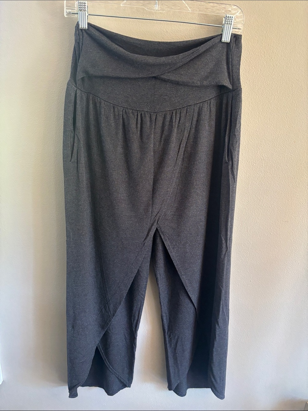 M Athleta soft capri pants